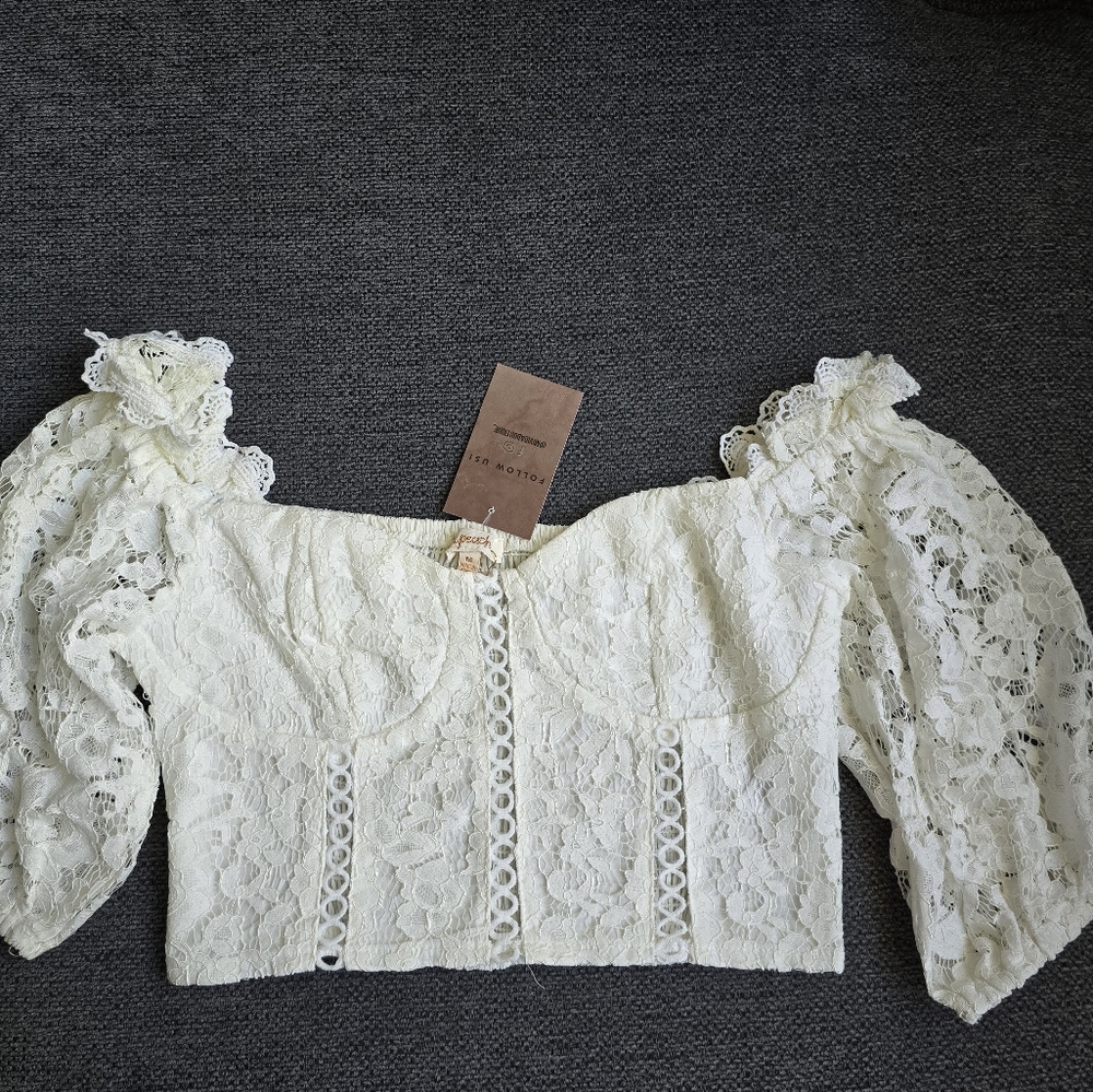 ✨️Gorgeous white crop top✨️